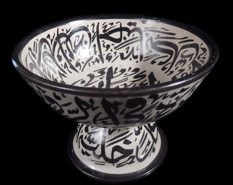 Bol vintage arabe peint à la main en calligraphie noire sur pied