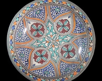 Plateau Fes décoratif vintage marocain coloré de 11,2 pouces de diamètre peint à la main avec métal signé
