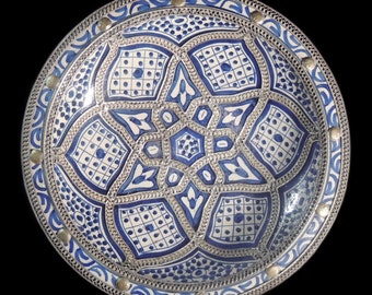 Plat marocain décoratif Fes de 11,4 po. vintage peint à la main en bleu avec métal