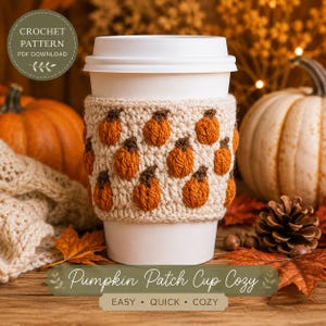 Peut inclure: Un gobelet blanc jetable doté d'une housse en crochet beige ornée d'un motif répétitif de petites citrouilles orange texturées avec des tiges brunes. Le texte sur l'image indique CROCHET PATTERN PDF DOWNLOAD et Pumpkin Patch Cup Cozy.