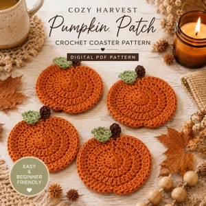 Puede incluir: Un patrón de ganchillo en PDF digital titulado Cozy Harvest Pumpkin Patch que presenta cuatro posavasos redondos con forma de calabaza naranja con hojas verdes y tallos marrones. El texto incluye Crochet Coaster Pattern, Digital PDF Pattern y Easy & Beginner Friendly.