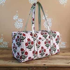 Gesteppte Reisetasche mit Handblockdruck, Wochenend-Reisetasche aus Baumwolle mit Blumenmuster