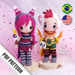 Puede incluir: Dos muñecas amigurumi de crochet, una rosa y otra roja, con detalles y ropa. Las muñecas están de pie sobre bases de madera. La imagen incluye el texto "PDF PATTERN" y el logotipo "MoonChan Crafts".