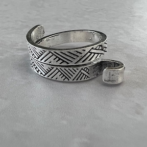 Yarn tension ring for knitting or crochet adjustable yarn guide, crochet ring, tension helper right & left hand Silver