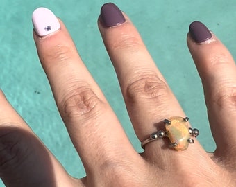 Anillo ajustable de plata con ópalo champán, delicado y minimalista, ideal para combinar con otras joyas o como regalo.