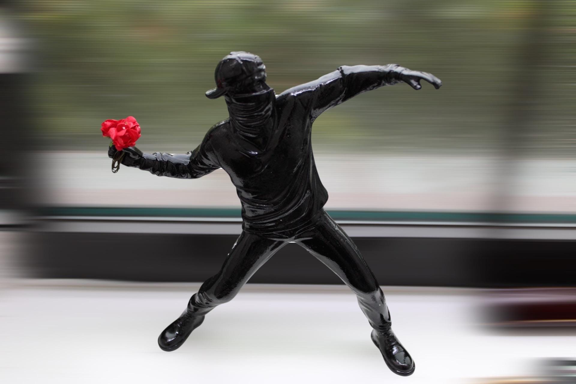 シャロウストーン！フラワー ボンバー メディコムトイ バンクシー バンクシー フラワーボンバー フィギュア ブラック | Brandalism