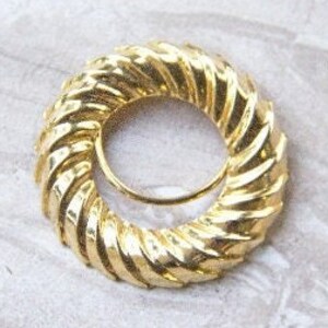 Vintage Gold Wreath Circle Brooch | Puffy Scarf Clip | Designer Estate Jewelry