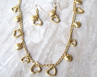 Conjunto de collar y pendientes vintage con dije de corazón dorado