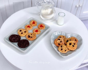 Dollhouse cookies, dollshouse biscuits, chocolate cookies, jammy dodgers for dollhouse , 1/12 scale dollhouse food, artisan minis