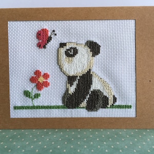 Handgeborduurde kaart in kruissteek met panda en vlinder