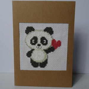 Card ricamata a mano a punto croce con panda e cuore