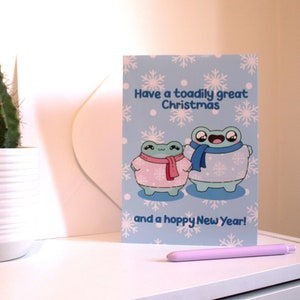 Carte de Noël Kawaii grenouilles d'hiver - Passez un excellent Noël et une nouvelle année optimiste - Jeux de mots amusants - Jolies cartes de Noël