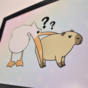 Op de afbeelding: Een cartoonillustratie van een roze vogel met een oranje snavel en een bruine capibara met een verwarde uitdrukking. De vogel kijkt naar de capibara met een vragende uitdrukking. De tekst "??" staat boven het hoofd van de vogel. De achtergrond is lichtblauw met witte sterren.