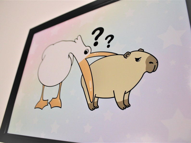 Op de afbeelding: Een cartoonillustratie van een roze vogel met een oranje snavel en een bruine capibara met een verwarde uitdrukking. De vogel kijkt naar de capibara met een vragende uitdrukking. De tekst "??" staat boven het hoofd van de vogel. De achtergrond is lichtblauw met witte sterren.
