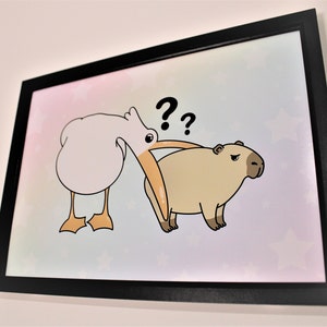 Op de afbeelding: Een cartoonillustratie van een witte vogel met een oranje snavel en een bruin capybara. De vogel kijkt het capybara met een verwarde uitdrukking aan en de tekst "??" erboven. De achtergrond is een lichtblauwe en roze gradi&euml;nt met witte sterren.