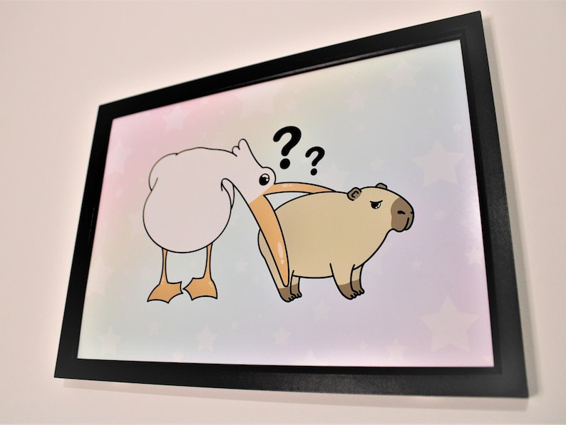 Op de afbeelding: Een cartoonillustratie van een witte vogel met een oranje snavel en een bruin capybara. De vogel kijkt het capybara met een verwarde uitdrukking aan en de tekst "??" erboven. De achtergrond is een lichtblauwe en roze gradi&euml;nt met witte sterren.