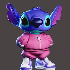 Puede incluir: Una figura estilizada de un personaje alienígena azul con orejas grandes, que lleva un chándal rosa con cremallera blanca y zapatillas blancas y moradas. El personaje tiene ojos grandes y negros y una nariz negra.