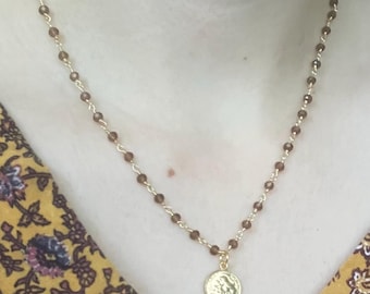 Heiliger Antonius - Medaille mit goldfarbenen Vintage-Stil und braunen Perlen - mit goldfarbenen Drähten