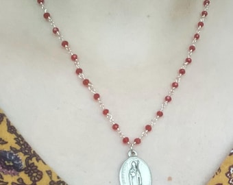 Augustine - rote Perlenkette - Farbe: silber