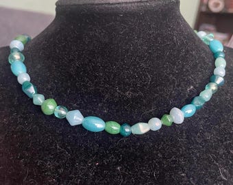 Nuestra Señora de Gracia - collar de alambre con cuentas de vidrio - alambre tono dorado y cadena ajustable