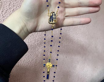 Rosenkranz Unserer Lieben Frau von Lourdes mit Lourdes-Wasser im Mittelstück - königsblaue Perlen mit passendem blauen Benedikt-Kruzifix
