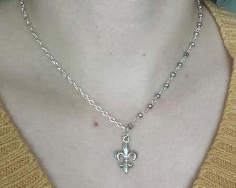 Fleur de Lis - Heilige Jeanne d'Arc inspirierte Halskette - halbe Kette, halbe Perlen schimmernde silberfarbene Perlen