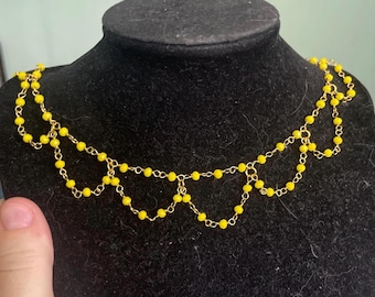 La Pequeña Flor - Collar de cuentas amarillas inspirado en Santa Teresa - Cuentas amarillas y alambre tono oro rosa