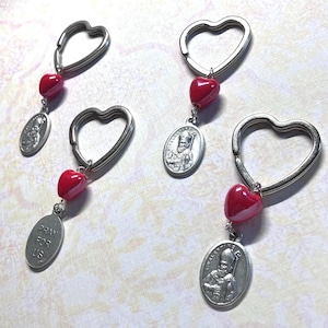 Valentinstag - herzförmiger Schlüsselanhänger mit roter Herzperle und Valentinstag Medaille - silberfarben