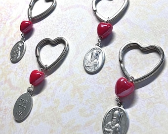 Valentinstag - herzförmiger Schlüsselanhänger mit roter Herzperle und Valentinstag Medaille - silberfarben