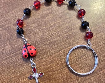 Ladybug eine Dekade Rosenkranz Schlüsselanhänger - silber Ton Draht gewickelt schwarze und rote Perlen