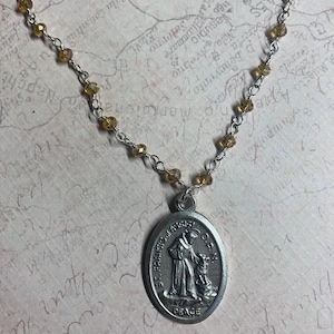 São Francisco de Assis - Medalha de oração pela paz - contas douradas - tom prateado (Senhor, fazei de mim um instrumento da vossa paz)