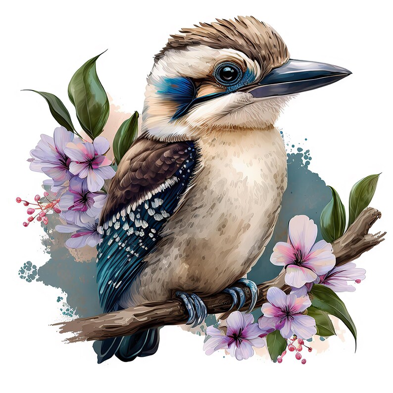 Puede incluir: Un kookaburra con plumaje marr&oacute;n, blanco y azul posado en una rama de &aacute;rbol marr&oacute;n. El ave est&aacute; rodeada de flores de color p&uacute;rpura claro, hojas verdes y peque&ntilde;as bayas rosas, sobre un fondo de acuarela abstracto en tonos azul y melocot&oacute;n.