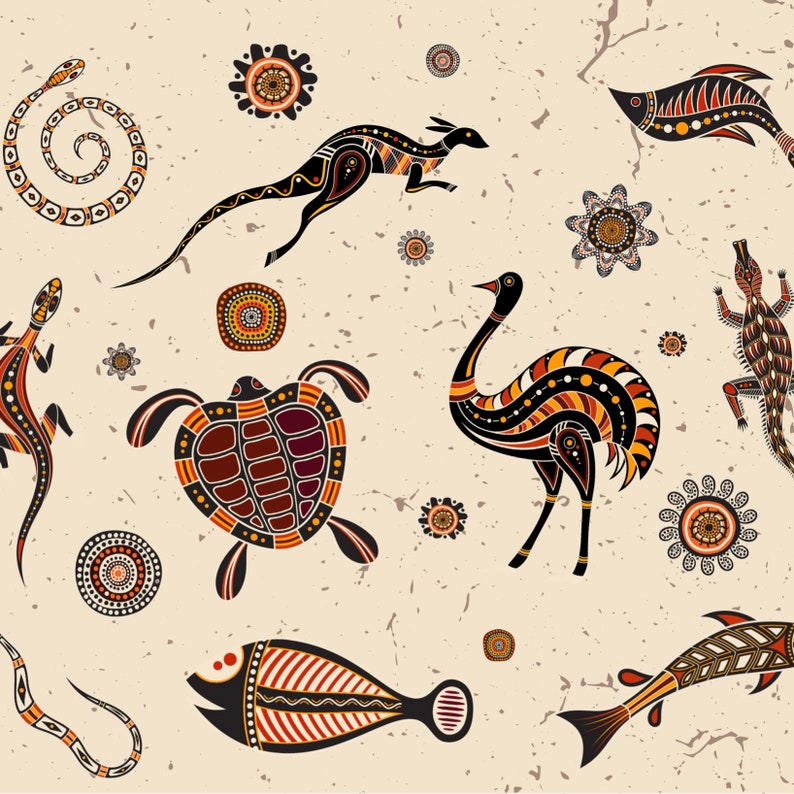 Pu&ograve; includere: Una superficie a motivi con illustrazioni stilizzate della fauna australiana, tra cui un canguro, un em&ugrave;, una tartaruga, una lucertola, serpenti e pesci, intervallati da motivi floreali circolari in una tavolozza di nero, arancione e bianco.