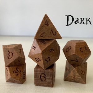 Juego de dados de madera para D&D disponible en tres acabados diferentes.