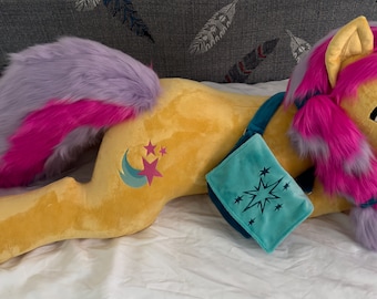 Pony, Sunny Starscout, de aproximadamente 120 cm de largo (sin contar la cola).