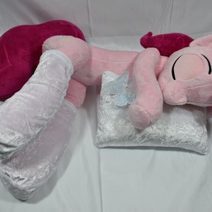 Pony, Pinkie Pie 70 cm long (with tail and mane), has movable arms and is very cuddly.