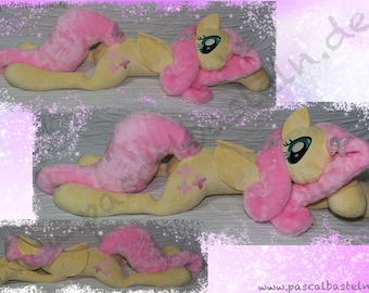 Pony Fluttershy mide aprox 140 de largo sin cola con o sin pijama.