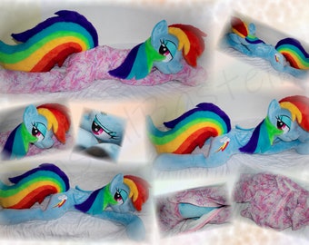 Pony Rainbow Dash, para acurrucarse con o sin pijama. Aproximadamente 130 cm de largo sin cola.
