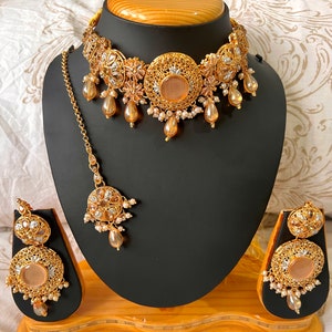 Conjunto de gargantilha Isha | Conjunto de gargantilha asiática | Brincos Desi e Tikka | Gargantilha Dourada | Gargantilha Paquistanesa/Indiana | Casamento Elegante | Joias étnicas exclusivas