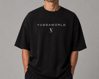 Yussa World Logo Box-tröja | minimalistisk svart tröja med grafisk design