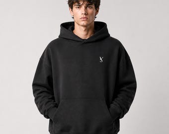 Yussaworld Minimalistisk Logotyp Hoodie | Streetwear Tröja med Text Baktill