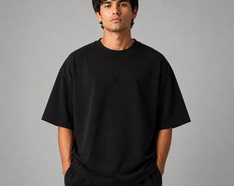 Liten broderad logotyp YS - Herr Box-t-shirt | Minimalistisk svart grafisk t-shirt