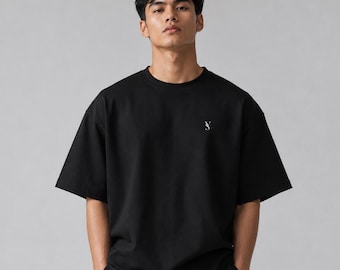 YUSSAWORLD Essentials Collection Logotyp T-shirt, T-shirt | Minimalistisk bröstlogotyp, text baktill