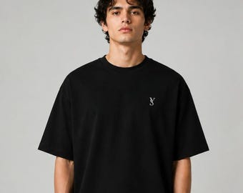 Established in Silence t-shirt | Svart fyrkantig t-shirt, minimalistisk text på baksidan