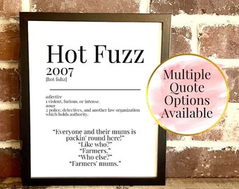 Può includere: Una stampa incorniciata in nero con sfondo bianco e testo nero. Il testo recita "Hot Fuzz 2007 [hot fuhz]" e definisce la parola come "violento, furioso o intenso" e "polizia, detective e un'altra organizzazione di legge che detiene l'autorità." La stampa include anche una citazione: "Tutti e le loro mamme sono qui!" "Chi?" "Gli agricoltori." "Chi altro?" "Le mamme degli agricoltori."