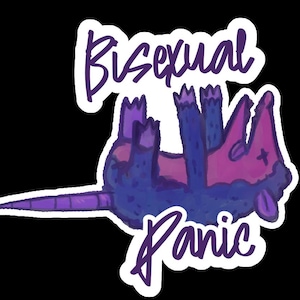 Puede incluir: Una pegatina que muestra una zarigüeya morada y rosa tumbada boca arriba con las patas en el aire. La zarigüeya tiene una cola larga y la lengua fuera. El texto "Bisexual Panic" está escrito en una fuente cursiva morada arriba y abajo.