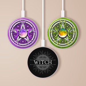Op de afbeelding: Drie draadloze oplaadpads met verschillende ontwerpen. De eerste pad heeft een paarse achtergrond met een witte pentagram en drie manen. De tweede pad heeft een groene achtergrond met een witte pentagram en drie manen. De derde pad heeft een zwarte achtergrond met een wit zonnestralenontwerp en het woord "WITCH" in wit.