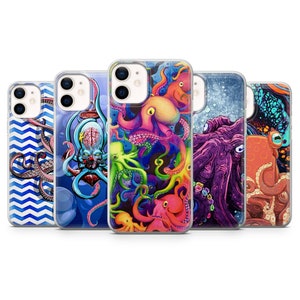 Può includere: Set di cinque custodie per iPhone colorate con diversi design di polpi. Le custodie sono trasparenti e mostrano i design dei polpi attraverso la plastica. I design dei polpi sono vivaci e colorati, con tonalità rosa, viola, blu, verdi e arancioni.