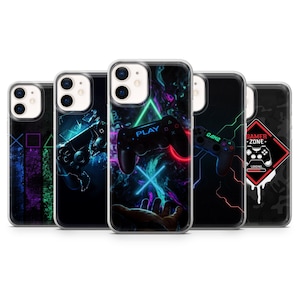 Op de afbeelding: Set van vijf telefoonhoesjes met verschillende ontwerpen met een videogamecontroller, neonlichten en de woorden "PLAY", "GAME" en "GAMER ZONE".