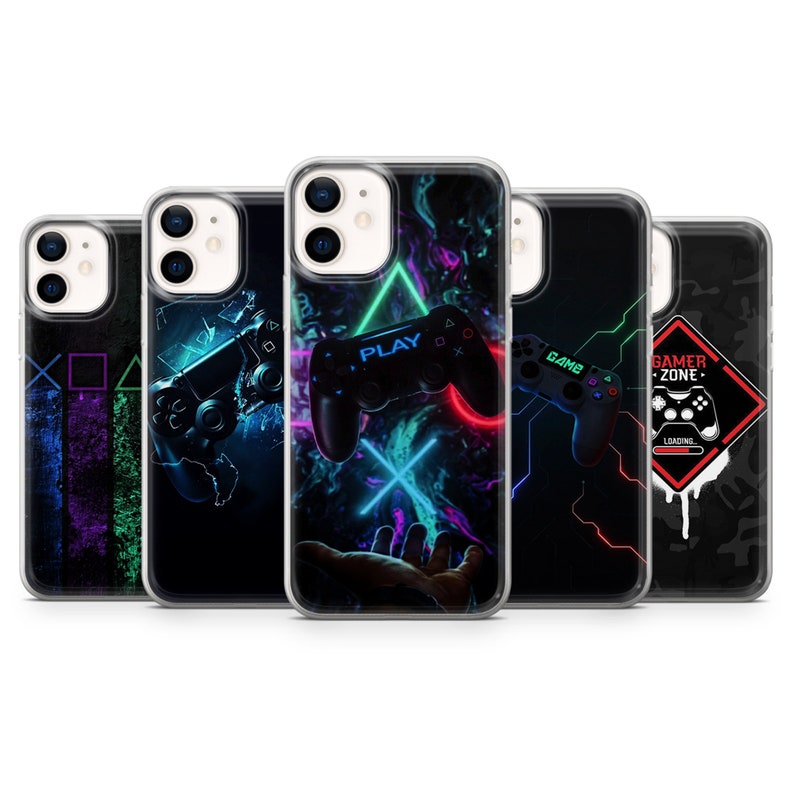 Op de afbeelding: Set van vijf telefoonhoesjes met verschillende ontwerpen met een videogamecontroller, neonlichten en de woorden "PLAY", "GAME" en "GAMER ZONE".
